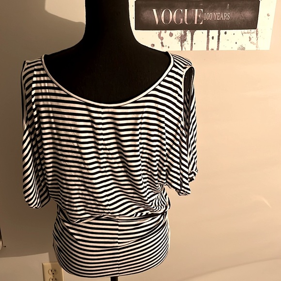 Bebe black white stripe cold shoulder sleeves ruched form fit waist soft stretch - Picture 4 of 5